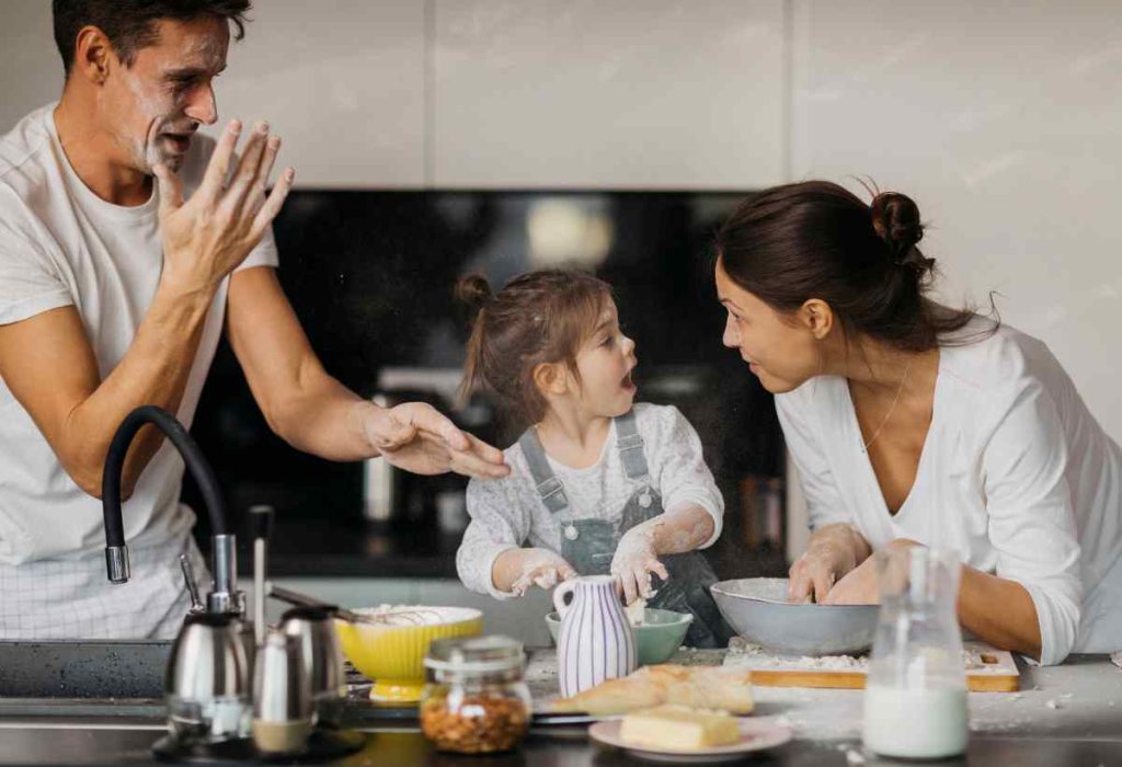 Sugestões de brincadeiras na cozinha para crianças